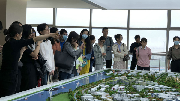 第十六期上海市高校新教师岗前培训参观洋山特殊综合保税区规划展示中心