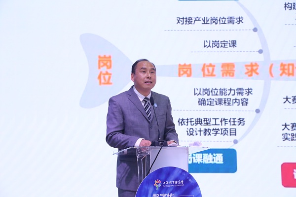 上海南湖职业技术学院智能汽车服务系主任朱列以《“5G+XR”向南湖汽车未来教学》为题作主旨报告