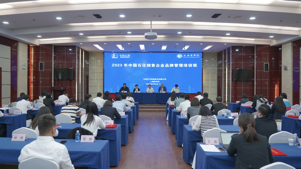 傅建东代表项目承办方上海商学院讲话