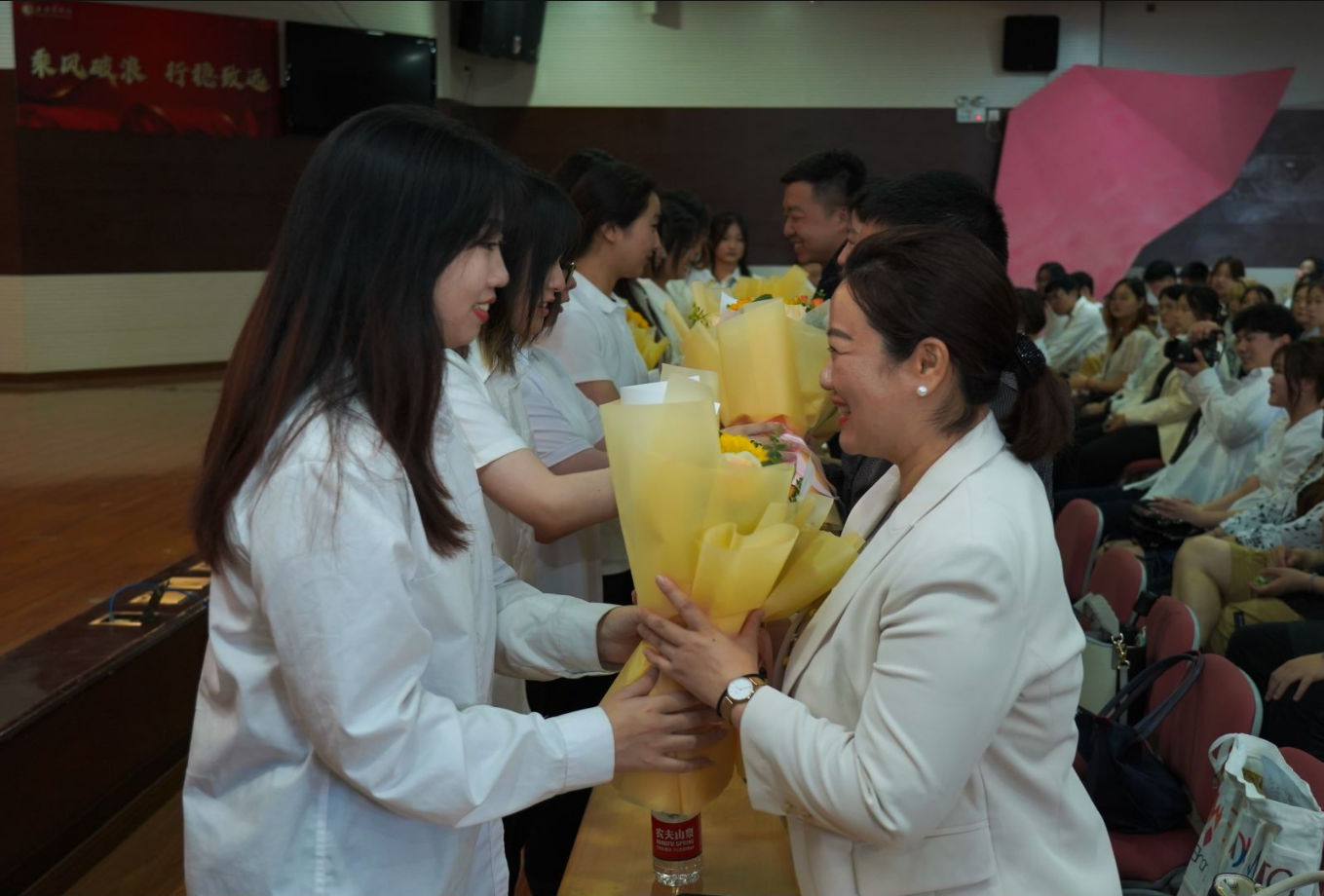 毕业生代表为教师代表献花