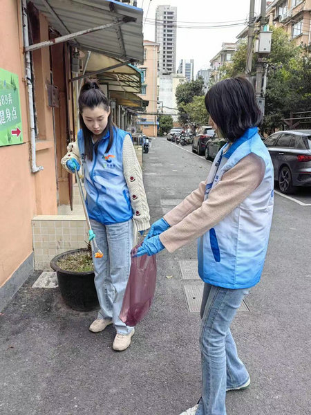 党员李任瑞（左）与刘琳（右）参加田林街道志愿者服务活动