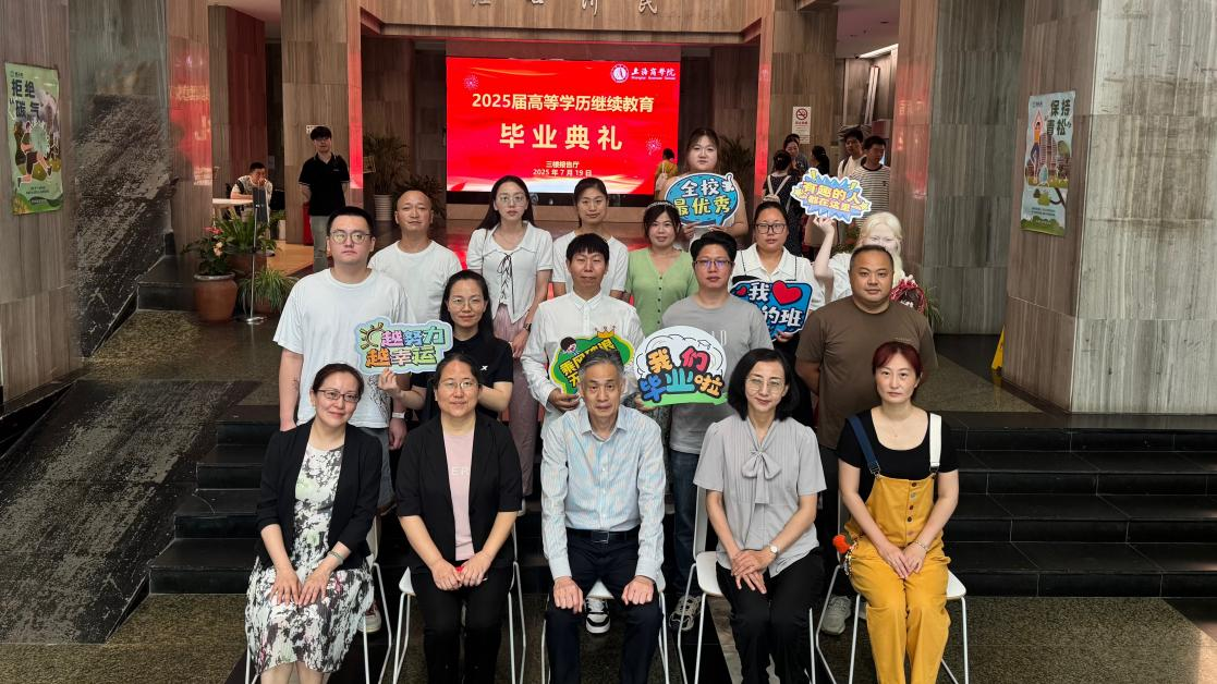 与会领导、黄浦明德教学点教师代表、毕业生合影留念.png