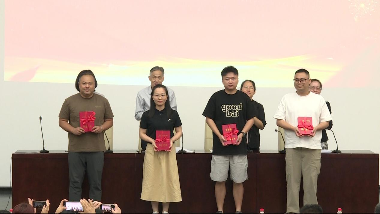 与会领导为毕业生代表颁发毕业证书.png