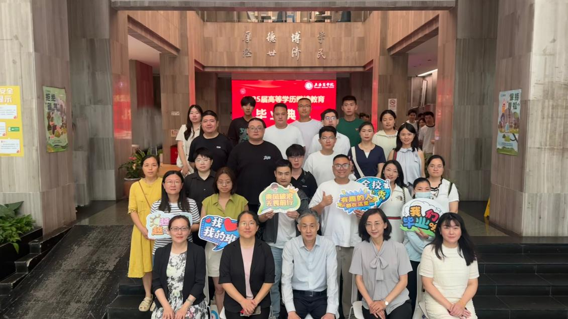 与会领导、校本部教师代表、毕业生合影留念.png