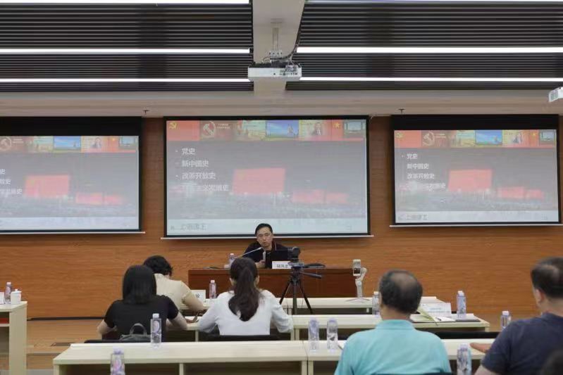 陆凯忠做报告 陆凯忠做报告