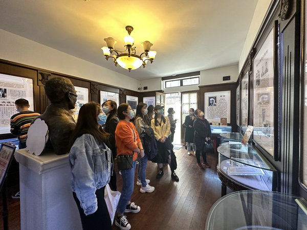 教职工共同参观韬奋纪念馆2 教职工共同参观韬奋纪念馆2