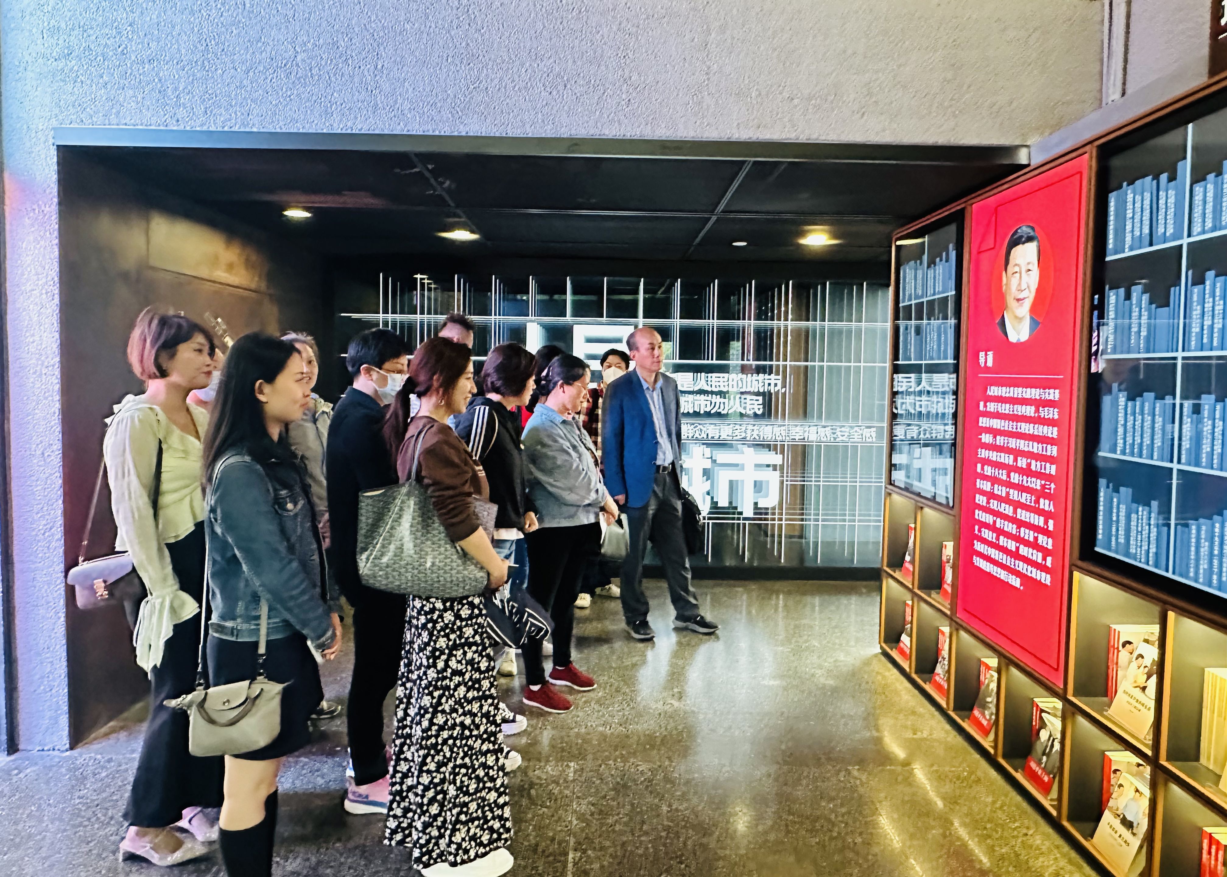 城市展示馆合影2 城市展示馆合影2