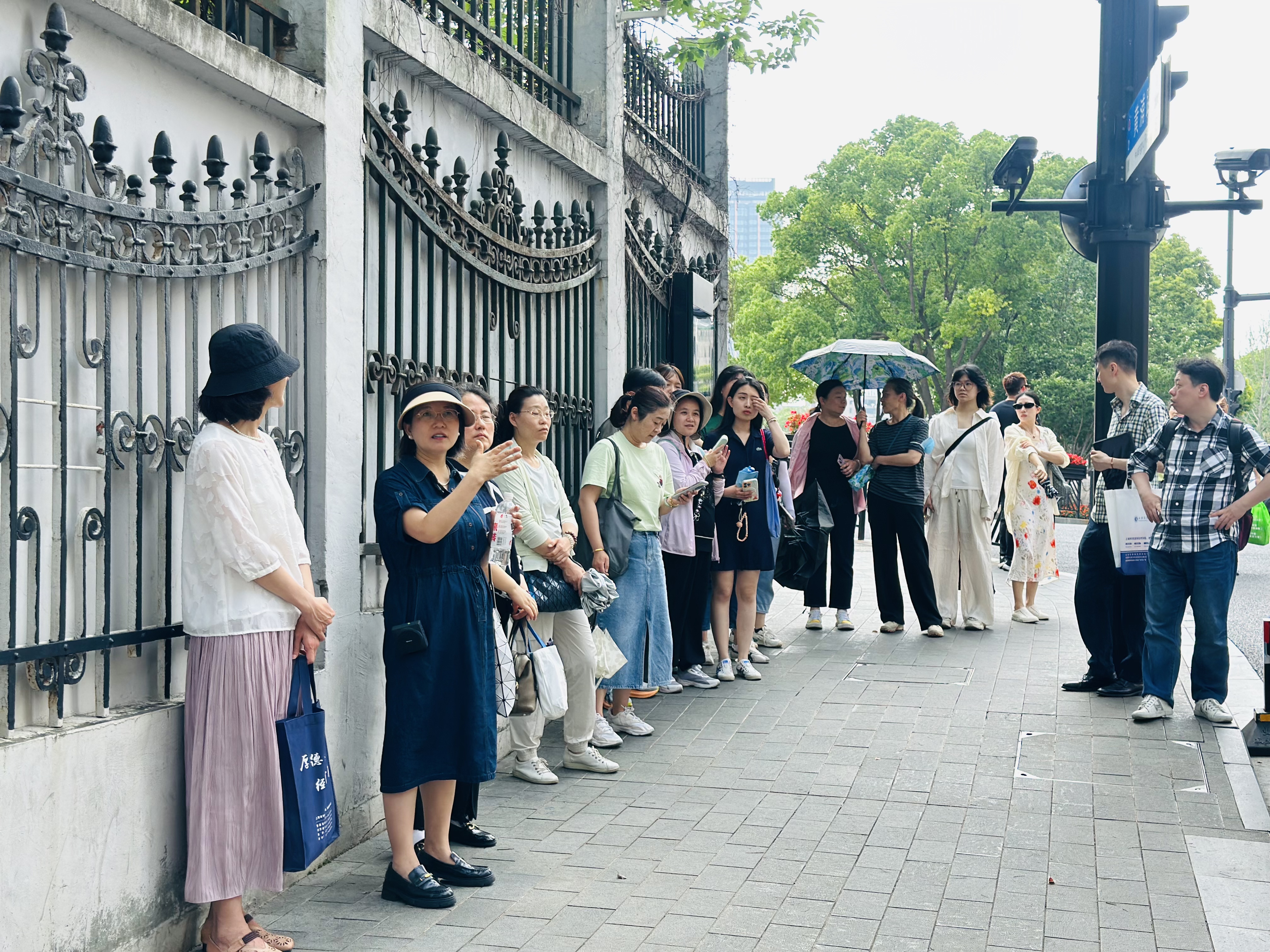 刘雪芹博士介绍上海一江一河两岸历史变迁及建设发展中的故事