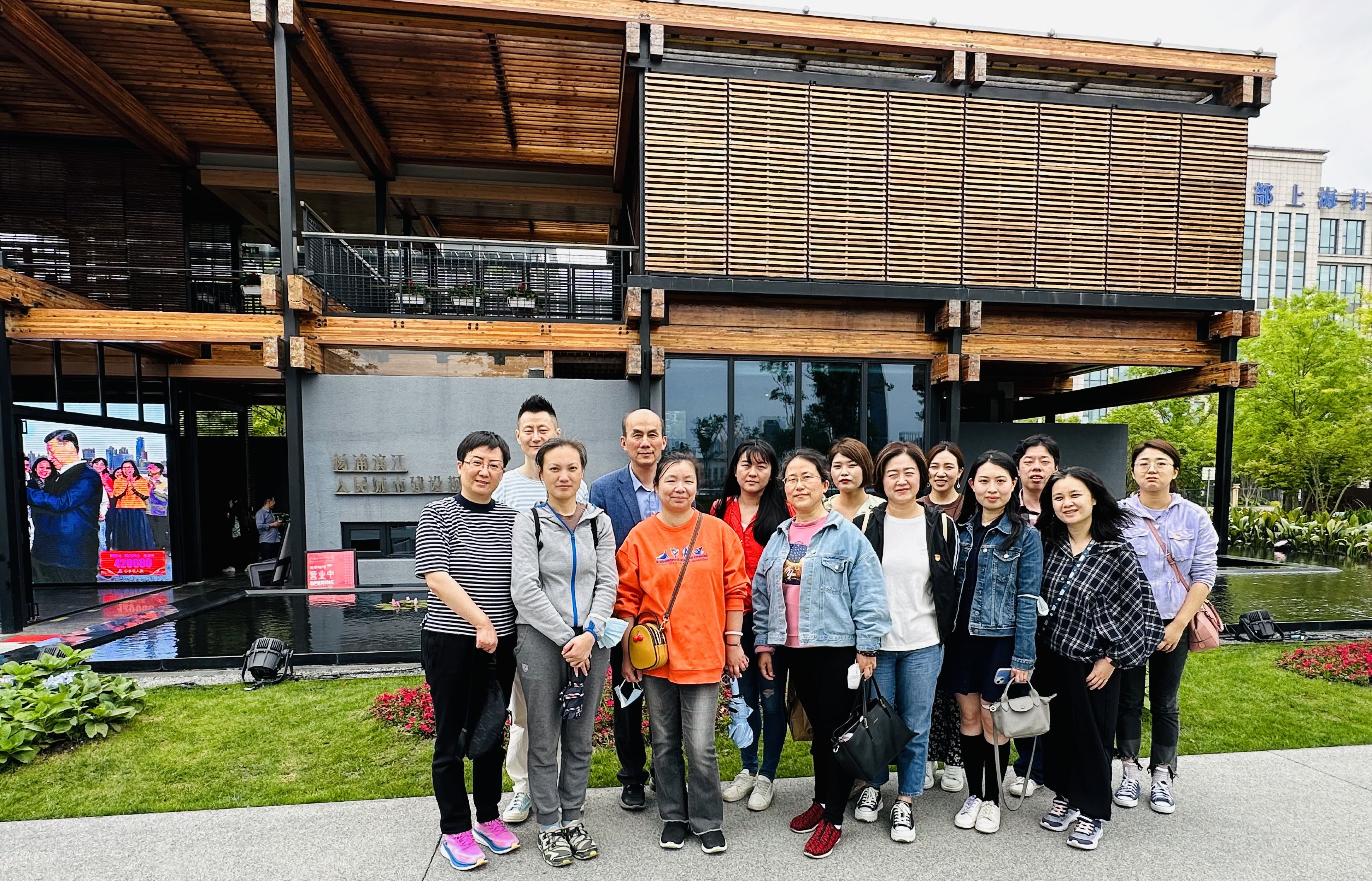 城市展示馆合影1 城市展示馆合影1