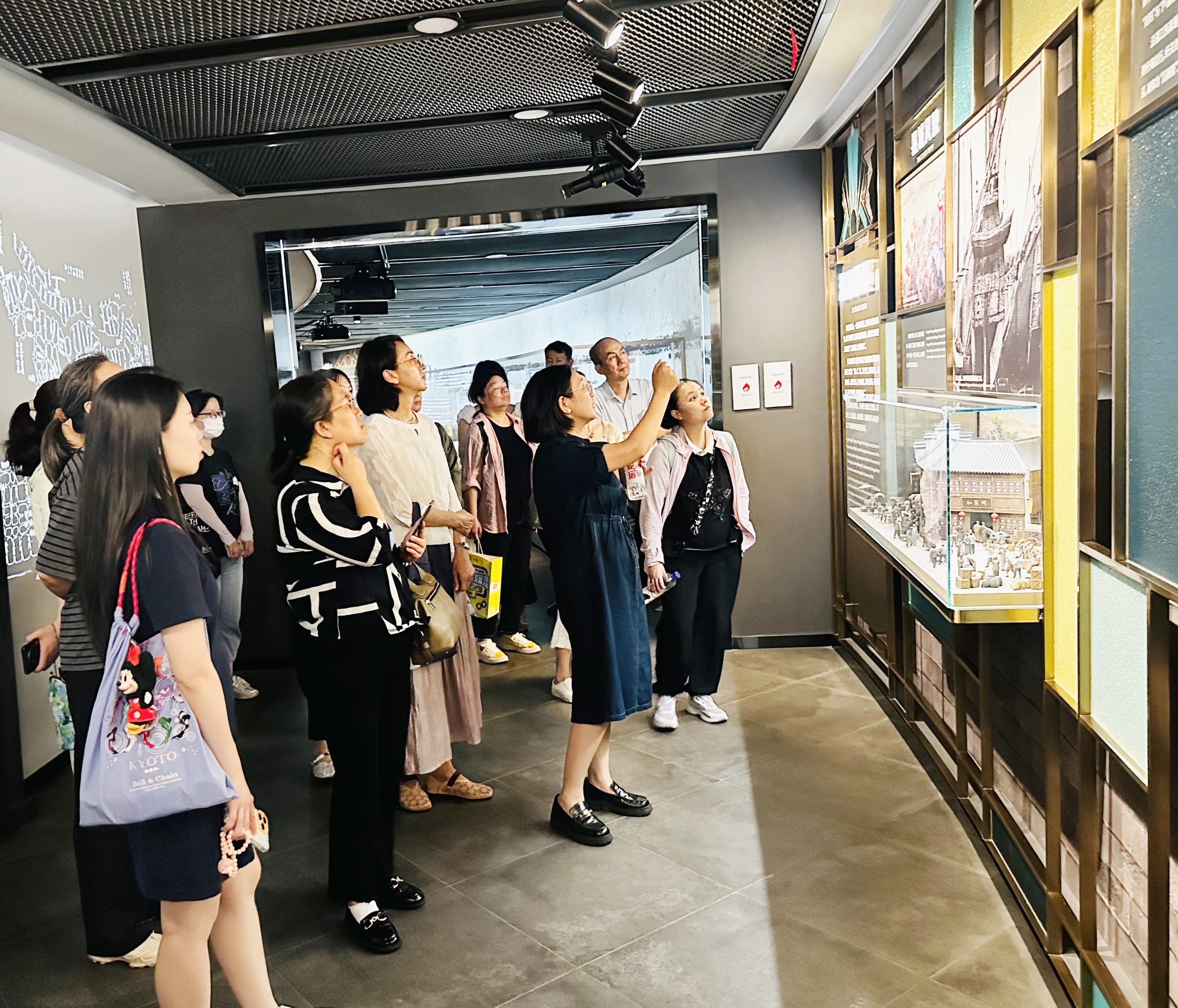 参观外滩历史纪念馆