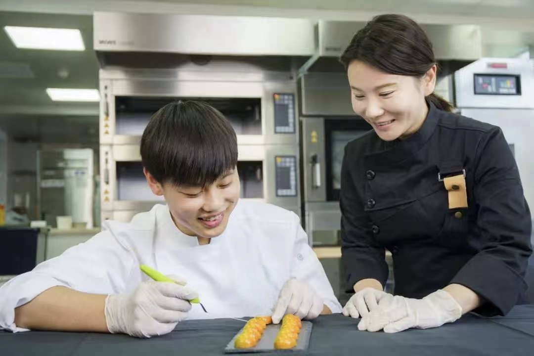 仇志俊老师（右二）指导学生参加比赛